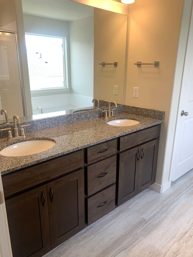 Building Photo - 6 Brand New Townhomes