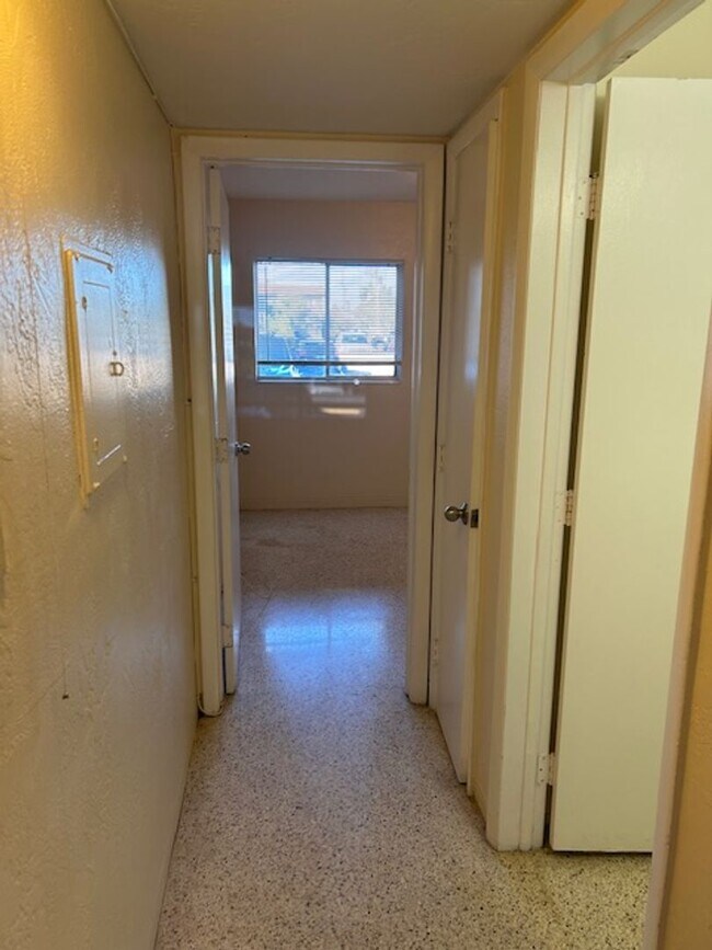 Building Photo - Well maintained 1/1 centrally located