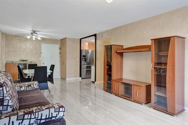 Building Photo - 1913 S Ocean Dr