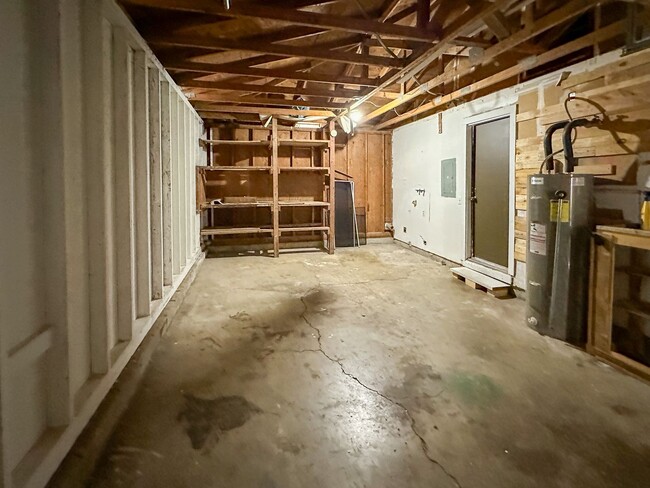 Building Photo - Single Level Salem Home with Fenced Backya...