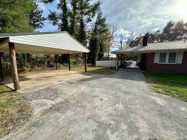 Building Photo - Unlock the Door to The Perfect Rental