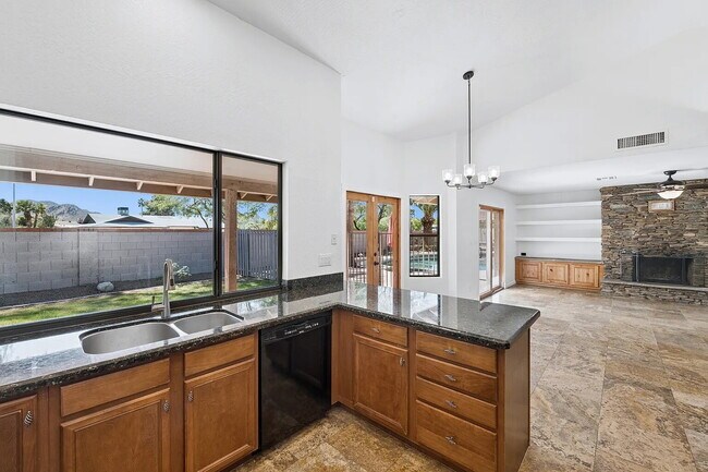 Building Photo - SPARKLING PRIVATE POOL, BEAUTIFUL HOME, UNBEATABLE LOCATION!