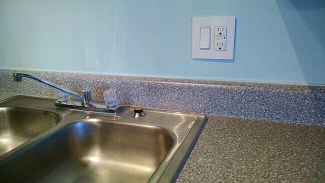 Building Photo - 2BR/1BA Condo Near UTK | Parking & Pool