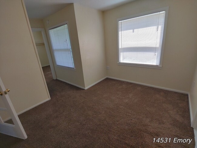 Building Photo - Lots of Light!