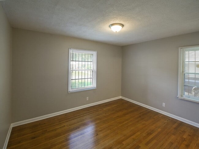 Building Photo - NEWLY UPDATED 3 bed, 1.5 bath home.