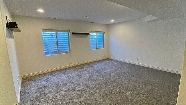 Building Photo - 6 Bedroom, 3.5 Bathroom Single Family Home in Layton Available June 1st!