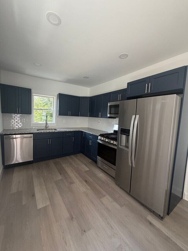 Building Photo - Fully Remodeled 4/5 Bedroom, 2 Bath Home Townhome in desirable West End Lancaster