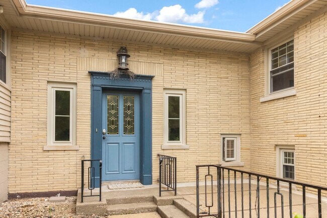 Building Photo - 828 E 14th St