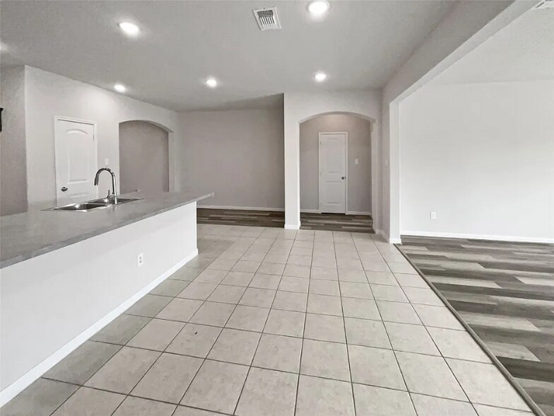 Building Photo - 9010 Bald Cypress St