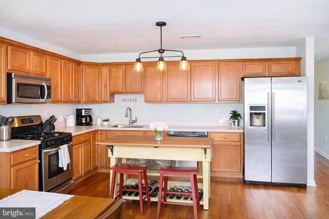 Building Photo - 102 Red Bud Ln