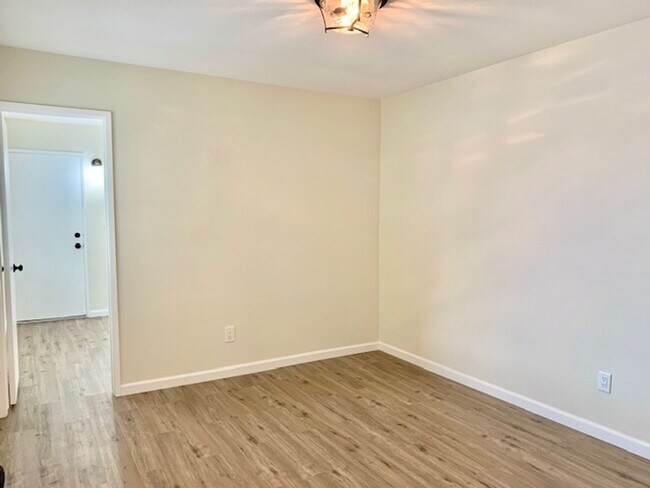 Building Photo - 109 E Channel Islands Blvd