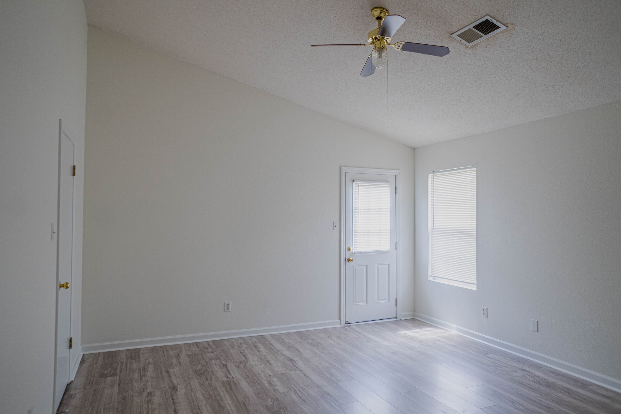 Building Photo - 4721 Waterfront Oak Dr