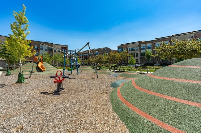 Building Photo - Modern 3 BR Townhome in Village of Towne Square Includes Trash, Cable/internet and Landscaping!