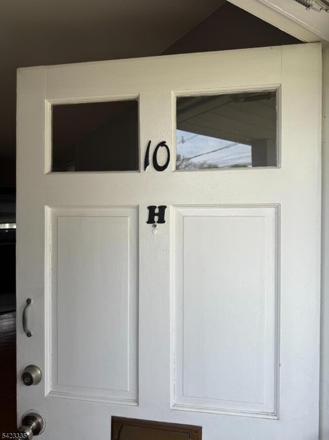 Building Photo - 10 Colonial Dr