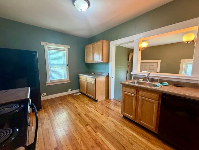 Building Photo - Centrally located 2 bedroom 1 bath house
