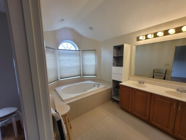 Building Photo - 701 Whitetail Cir