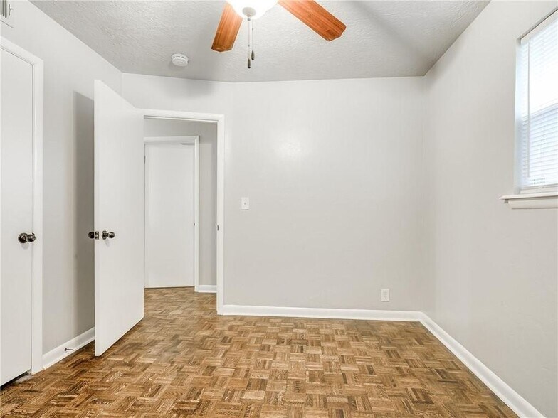 Building Photo - 2215 Beverly Hills St