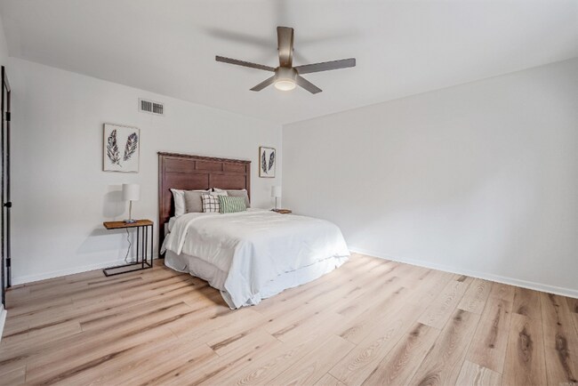 Building Photo - Furnished for lease!