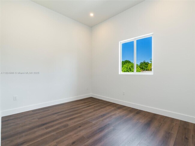 Building Photo - 2931 SW 12th Ave