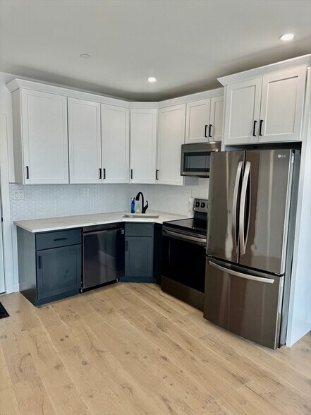 Building Photo - 144 Old Colony Ave