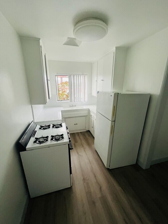 Interior Photo - 5919-5925 Crenshaw Blvd