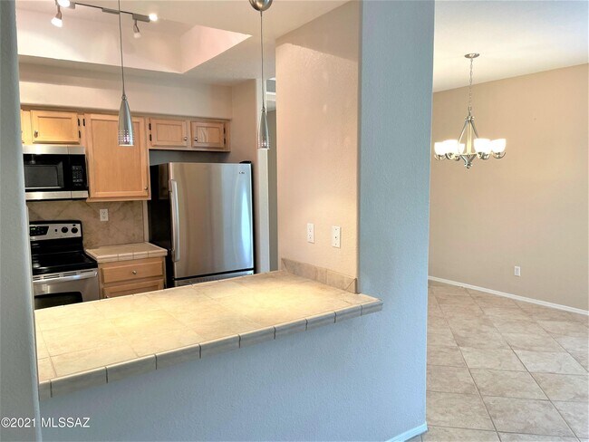 Building Photo - 6655 N Canyon Crest Dr