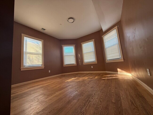 Building Photo - 574 Warren Ave