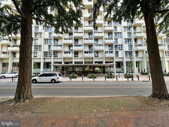 Building Photo - 604 S Washington Square