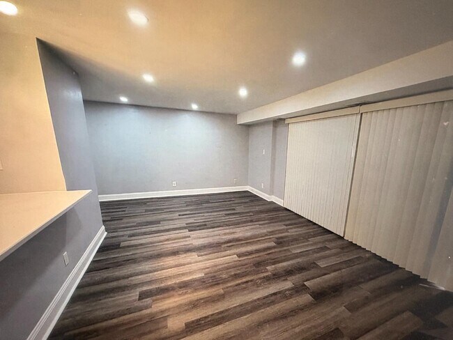 Building Photo - 51 Kenwood Dr