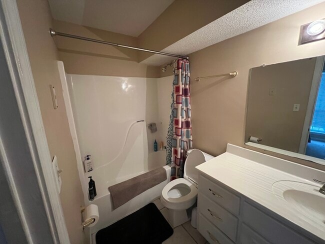 Building Photo - 2116 Harris Dr
