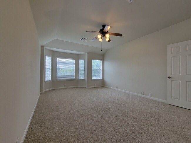 Building Photo - Charming & Spacious 4/BR 3/BR Home – Pet F...