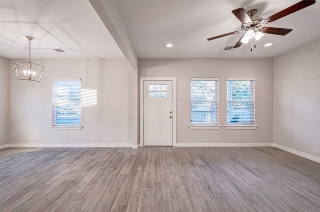 Building Photo - 113 Poinsetta Ln