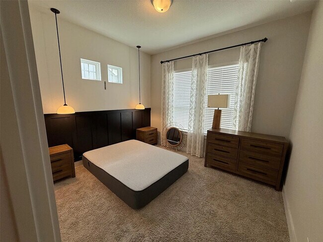 Building Photo - Room in House on Craven Hill Ln