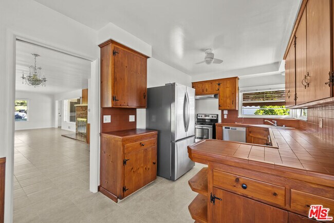 Building Photo - 100 E Kenneth Rd