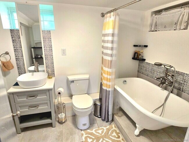 Building Photo - 196 Ridgewood Rd