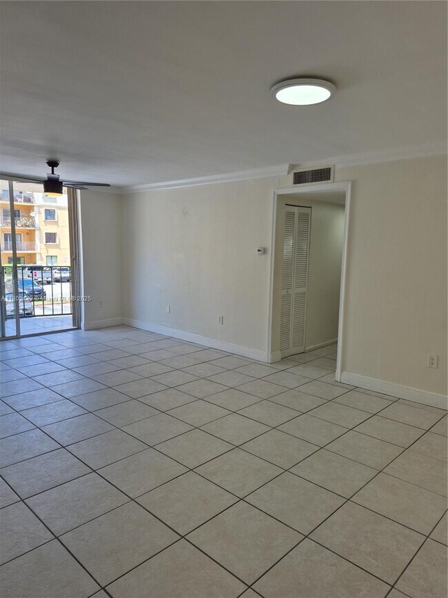 Building Photo - 9320 Fontainebleau Blvd