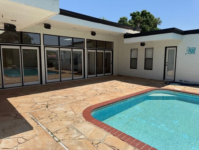 Building Photo - Spacious 3 Bed Home with Pool & Hot Tub!