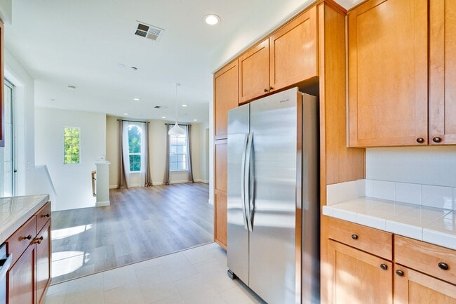 Building Photo - Beautiful 2 Bed 2 Bath End Unit Townhome in Communication Hills!