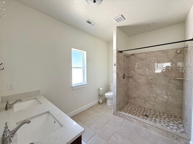 Building Photo - Single-Level 2 Bed / 2 Bath | Garage Available June 1st