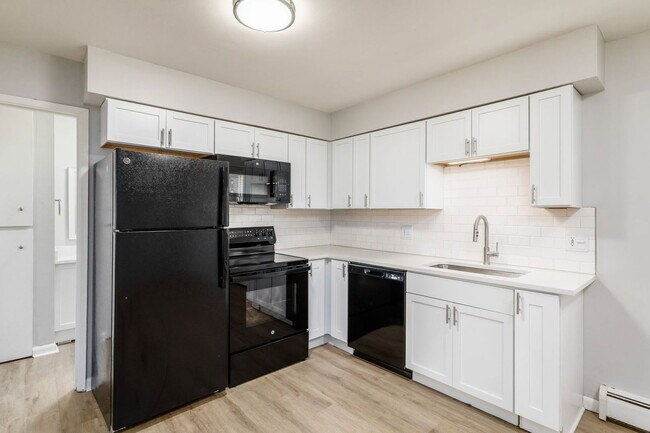 Building Photo - 639 Riverview Dr