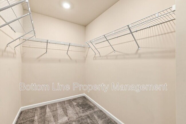 Building Photo - 460 Glen Clova Dr