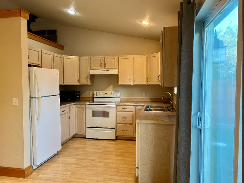 Building Photo - 2515 Lily Dr