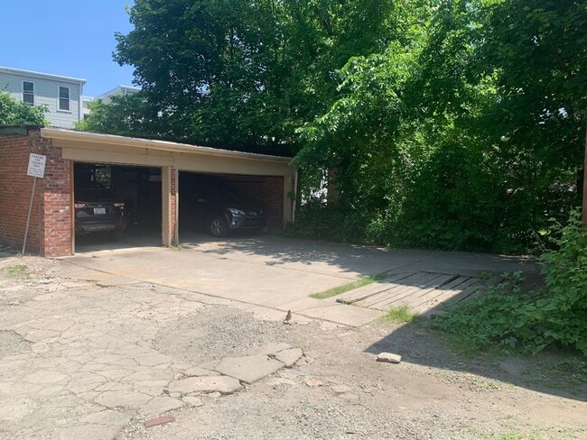 Building Photo - Spacious Two Story duplex on Walnut Street!