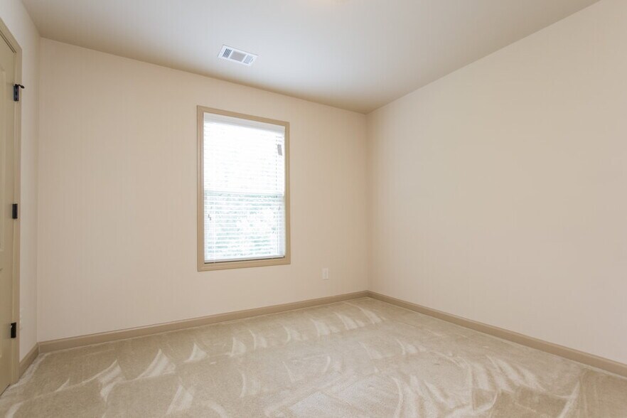 Building Photo - 1828 Bridle Rd