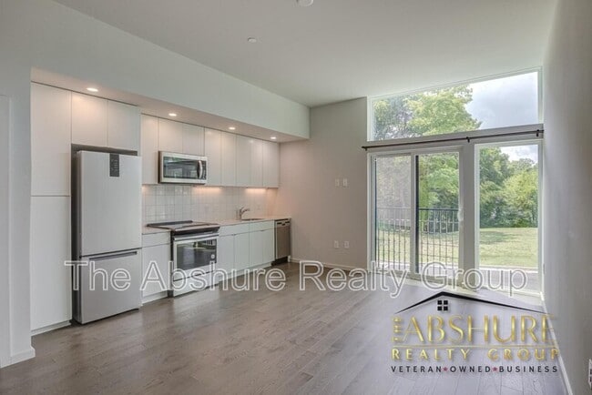 Building Photo - 600 S Duke St