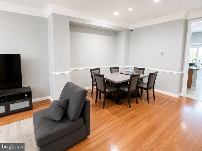 Building Photo - 506 Fallsgrove Dr