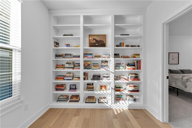 Building Photo - 2047 E Little Crew Dr