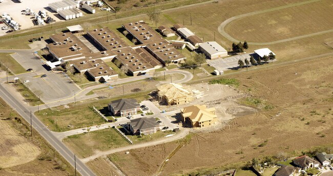 Primary Photo - Red Oak Apartments