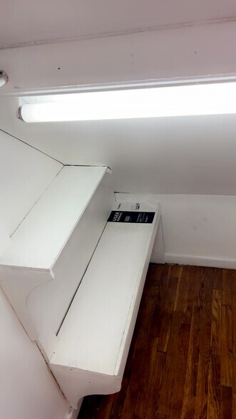 Building Photo - 557 Linden Ave