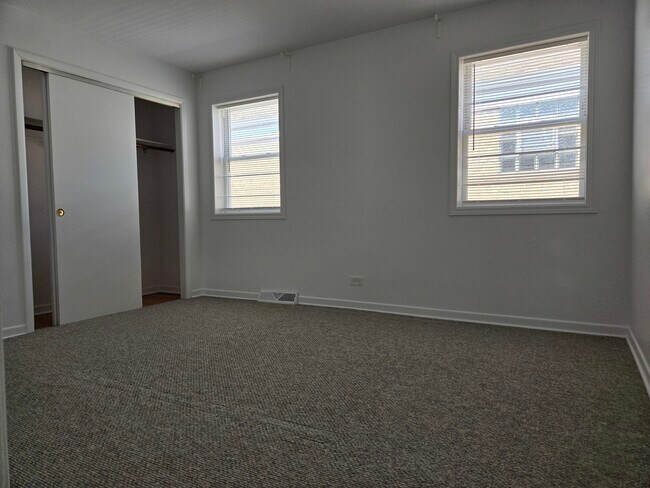 Building Photo - 6039 N Artesian Ave